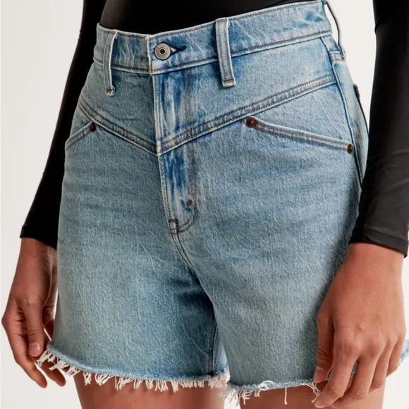 Abercrombie and Fitch NWT 5” lnseam High Rise Dad Jean Denim Shorts Size 31 / 12