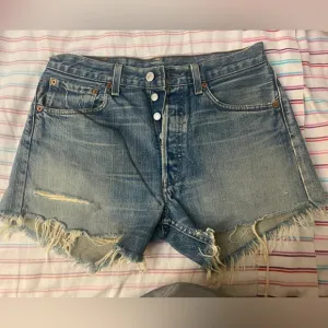 Distressed 501 Levi shorts