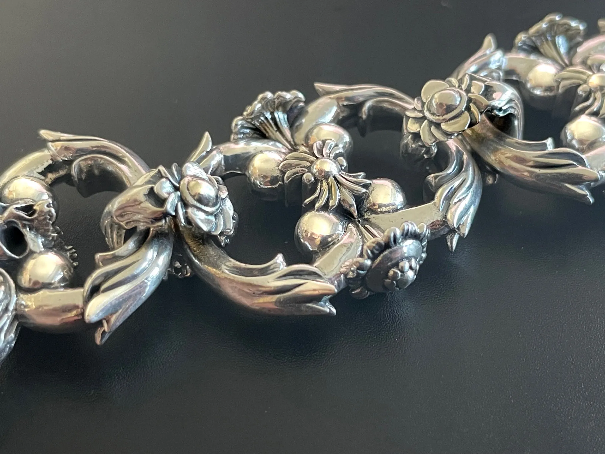 Mortis Ores Floral Ornament Bracelet