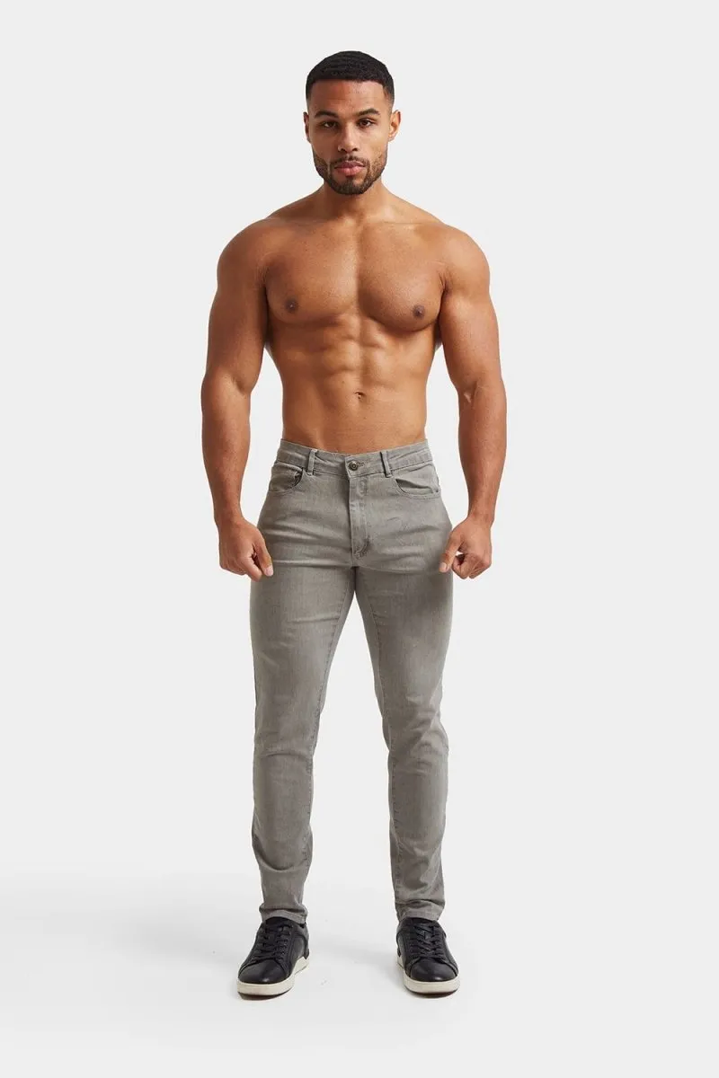 Muscle Fit Jeans in Light Grey