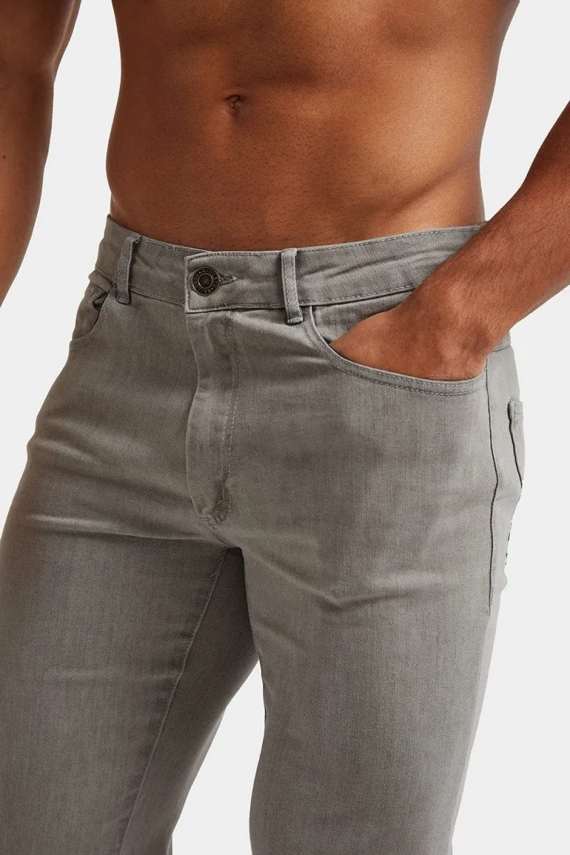 Muscle Fit Jeans in Light Grey