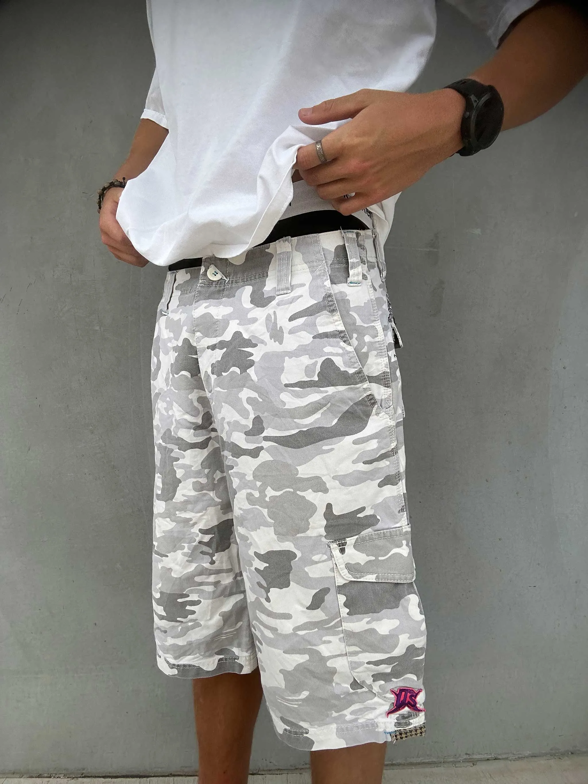 QUIKSILVER CAMO SHORTS 34