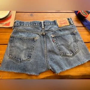 Vintage Levi’s women’s denim shorts size small